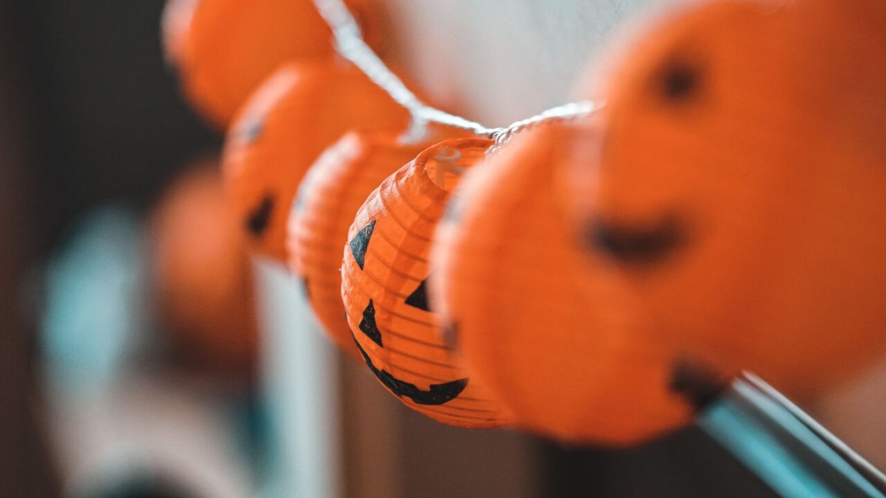 Halloween au bureau aux USA : déguisement, codes et afterwork, le guide 2026